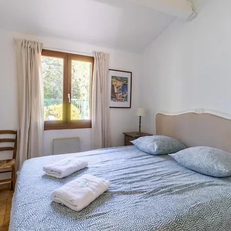Апартаменты Nice Apt For 4 With Terrace And Pool Бандоль