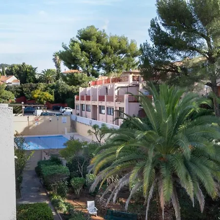 Апартаменты Nice Apt For 4 With Terrace And Pool Бандоль
